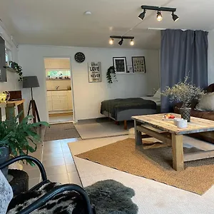 Lägenhet Cozy Studio With Garden Access